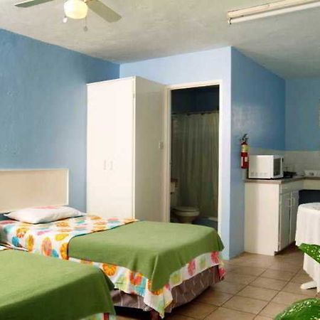 Meridian Inn Oistins Екстериор снимка