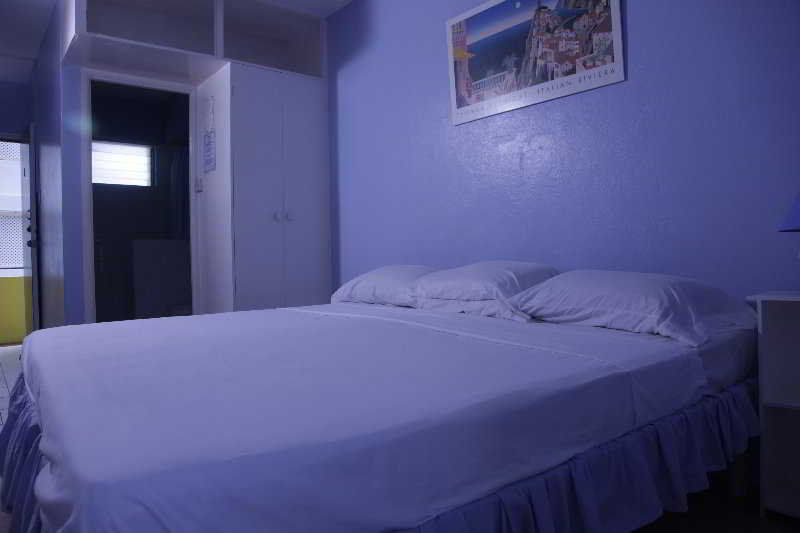 Meridian Inn Oistins Екстериор снимка